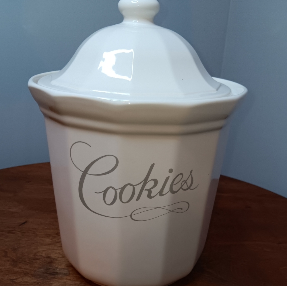 Mint Condition Pfaltzgraff White Cookie Jar